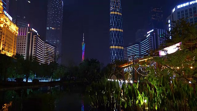 夜晚灯火通明的广州市区，高楼大厦池塘倒影4k全景视频下载