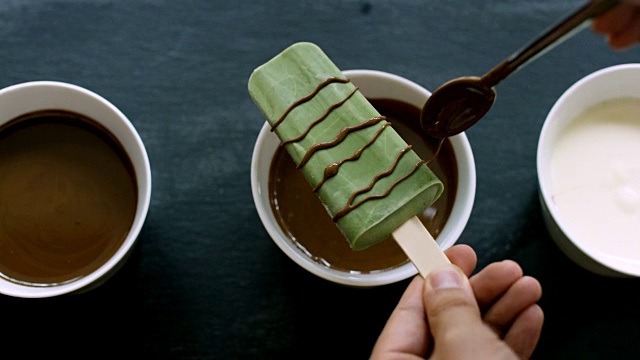 开心果冰淇淋淋上巧克力酱视频素材