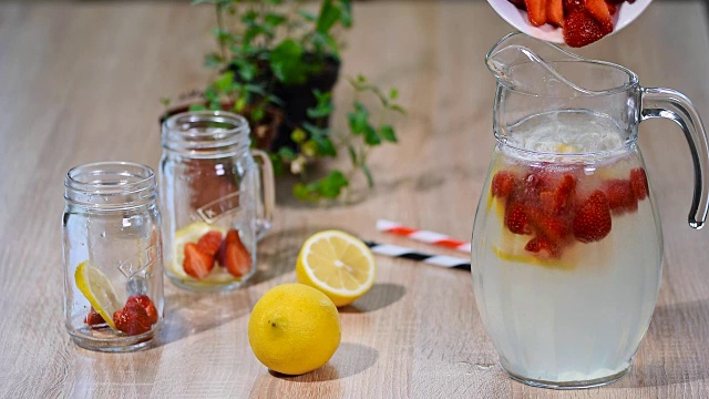 用罐子自制新鲜的草莓柠檬水。视频素材