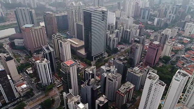 在巴西圣保罗上空飞翔视频素材