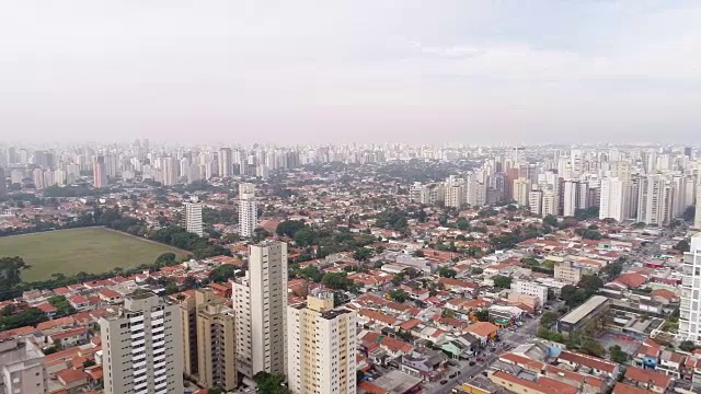 在巴西圣保罗上空飞翔视频素材