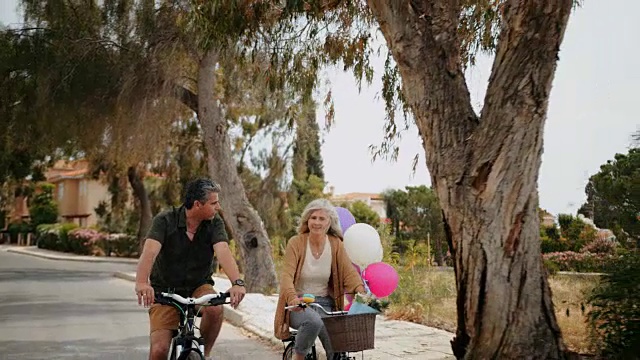 成熟的男人和女人在春天骑自行车视频素材
