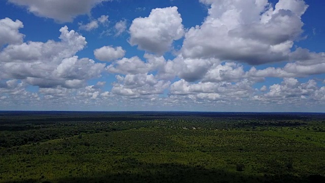无人机拍摄的4K云朵和绿色农田视频素材