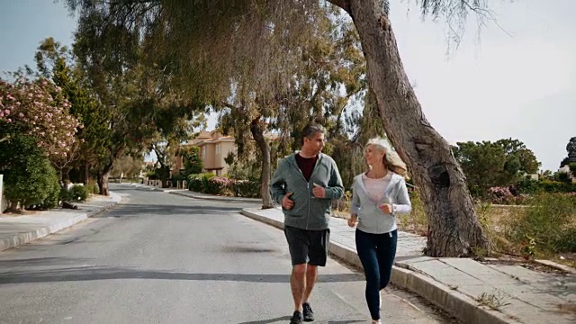 快乐的多民族老年夫妇有乐趣一起跑步视频素材