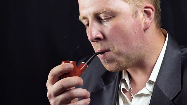 一个男人在抽烟斗视频下载