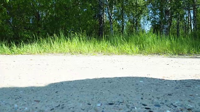 人的脚走在夏天的土路上视频素材