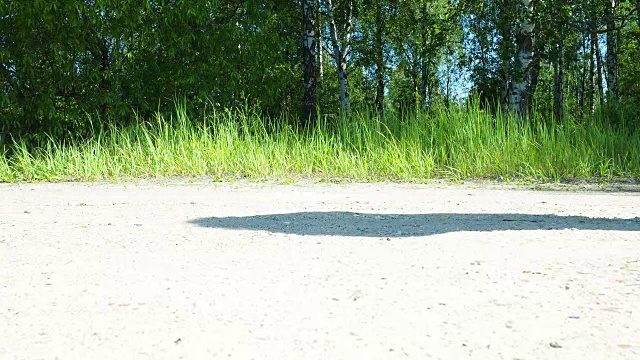 人的脚走在夏天的土路上视频素材