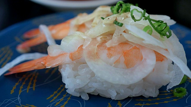 在日本餐厅的酒吧里，寿司装在盘子里视频素材