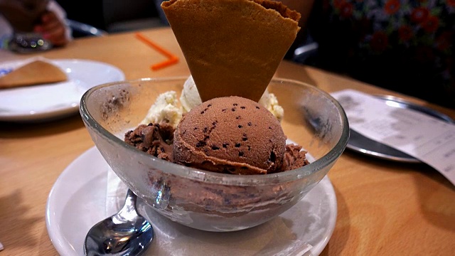 碗里装着真正的巧克力冰淇淋勺视频素材