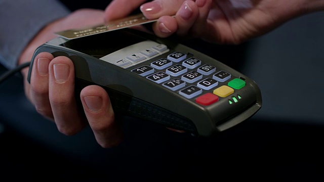 NFC终端支付。客户的手支付非接触式信用卡视频下载