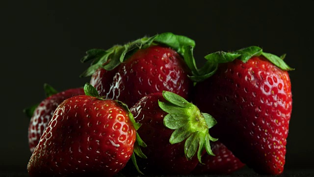 一组红色的草莓果实视频素材