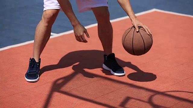 年轻的亚洲篮球运动员打球视频素材