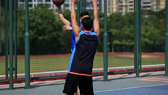 年轻的亚洲成年人在户外打篮球视频素材