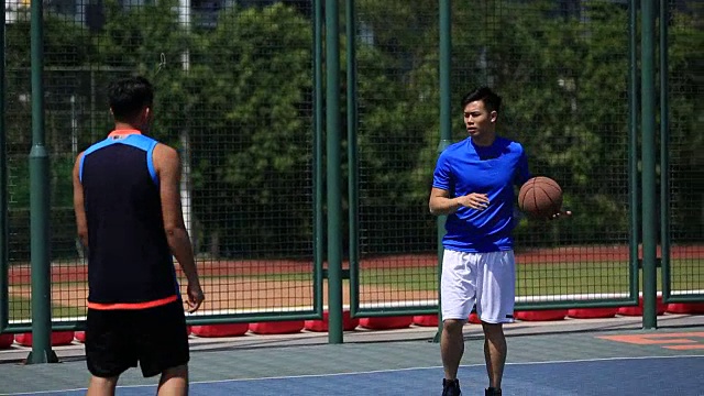 年轻的亚洲成年人在户外打篮球视频素材