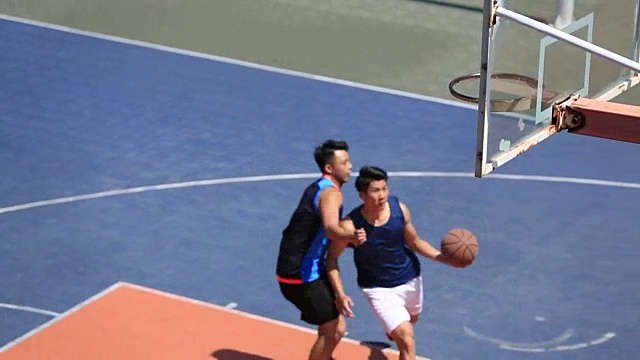亚洲年轻人在户外打篮球视频素材