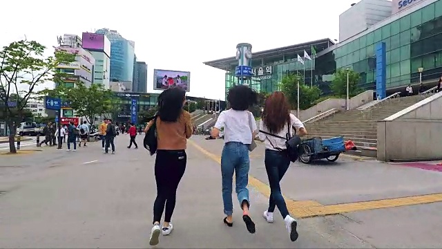 快乐的韩国朋友一起跑步视频下载