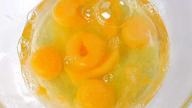 新鲜有机鸡蛋掉进玻璃碗里视频素材