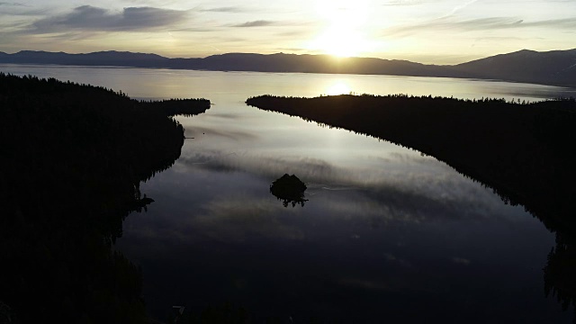 清新的早晨日出翡翠湾，太浩湖，加利福尼亚州视频素材
