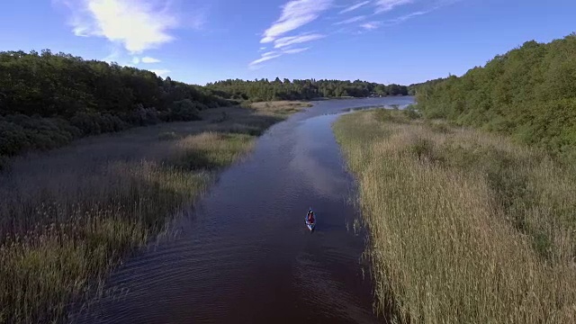 瑞典群岛独木舟的鸟瞰图。视频下载