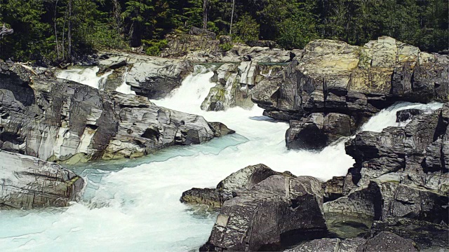 白水河在冰川国家公园旋转镜电影图视频素材