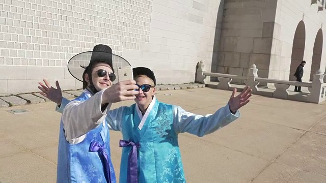 两名外国游客穿着韩服(韩国传统服装)自拍视频下载