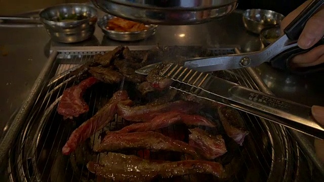 在炭火上烤韩国牛肉视频下载
