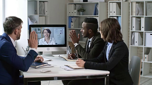 女性商业领袖与团队进行网络会议视频素材