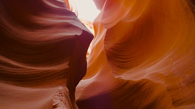 光滑的橙色砂岩岩石峡谷的石波视频素材