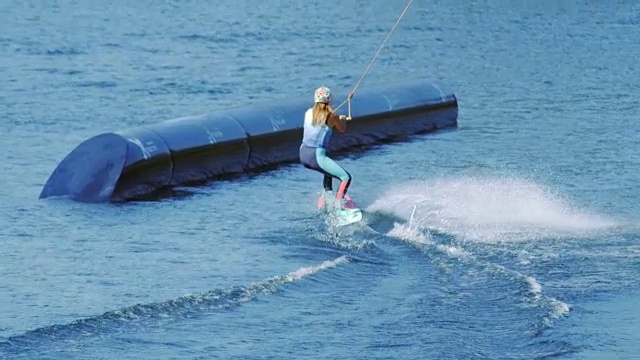 人们喜欢在湖上玩尾流板。女子滑水视频素材