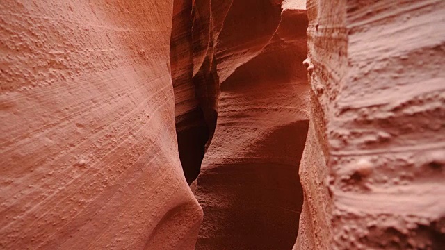 令人惊叹的独特的石头波光滑的橙色砂岩的岩石峡谷视频素材