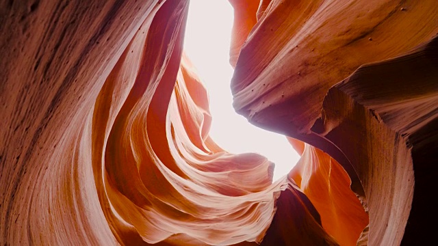 令人惊叹的美丽的石头波光滑的橙色砂岩岩石峡谷视频素材