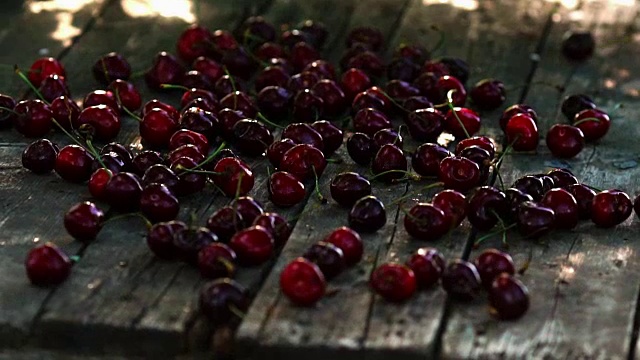 成熟的红浆果慢慢地落在一张木桌上视频素材