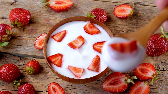 吃碗里的草莓酸奶视频下载