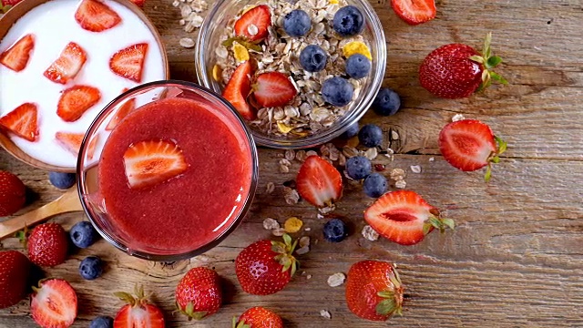 健康早餐，草莓奶昔和酸奶视频下载