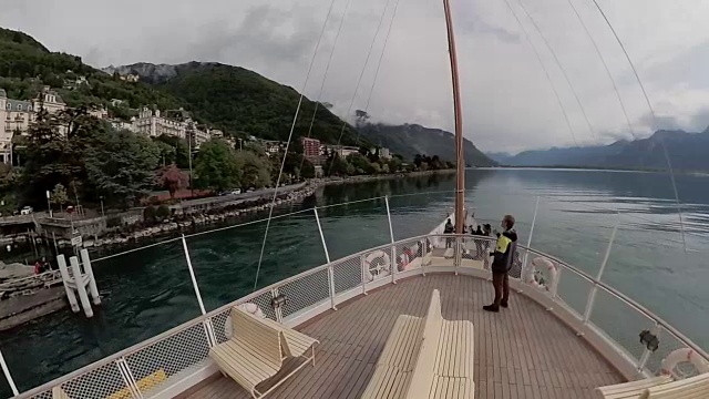 游船沿着日内瓦湖驶向齐龙城堡视频下载
