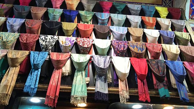 伊斯坦布尔大集市上的彩色羊绒围巾视频下载