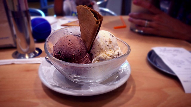 碗里装着真正的巧克力冰淇淋勺视频素材