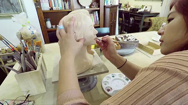 韩国女艺术家在她首尔的工作室工作视频下载