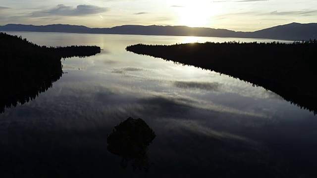 在塔霍湖翡翠湾的范尼特岛上倒映着日出视频素材