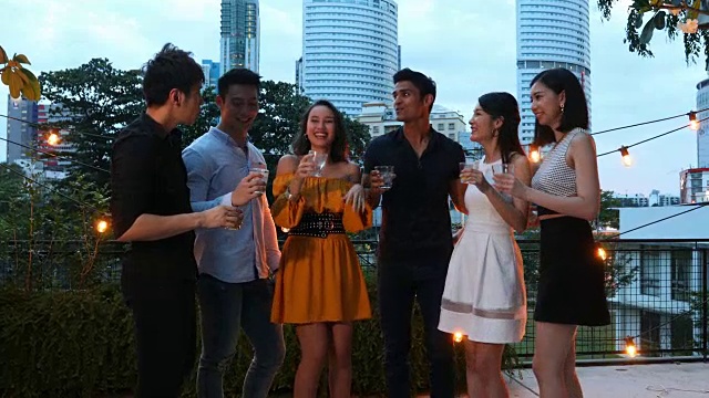 一群在屋顶上聚会的亚洲年轻人视频素材