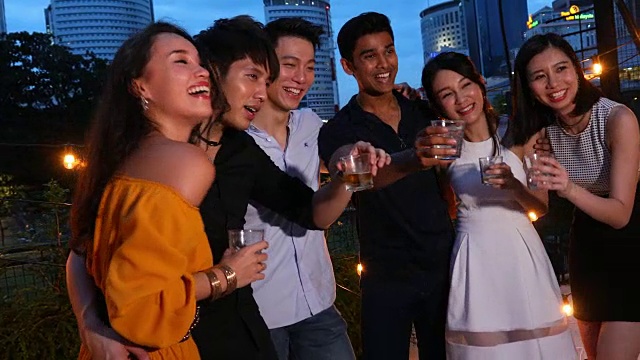 一群在屋顶上聚会的亚洲年轻人视频素材