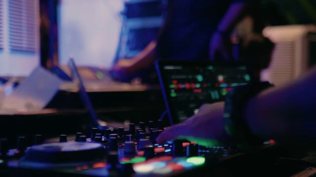 近距离的DJ手混合的轨道在夜总会在派对的舞台上视频素材