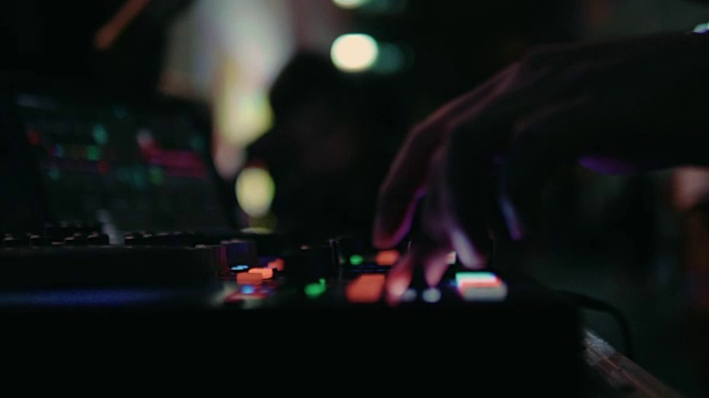 在俱乐部里做音乐的DJ视频下载