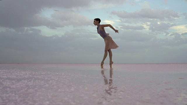 清晨，年轻的芭蕾舞演员在湖面上跳舞视频素材