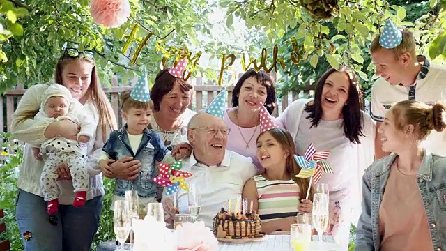 快乐的大家庭在家里庆祝生日视频下载