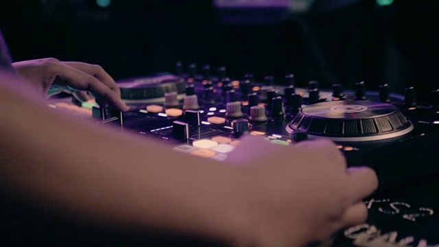 在俱乐部里做音乐的DJ视频素材