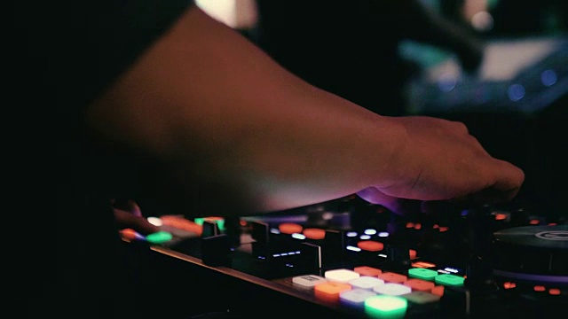 近距离的DJ手混合的轨道在夜总会在派对的舞台上视频素材