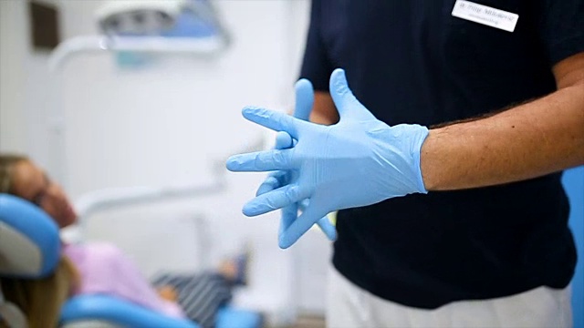 牙医戴医用手套视频素材