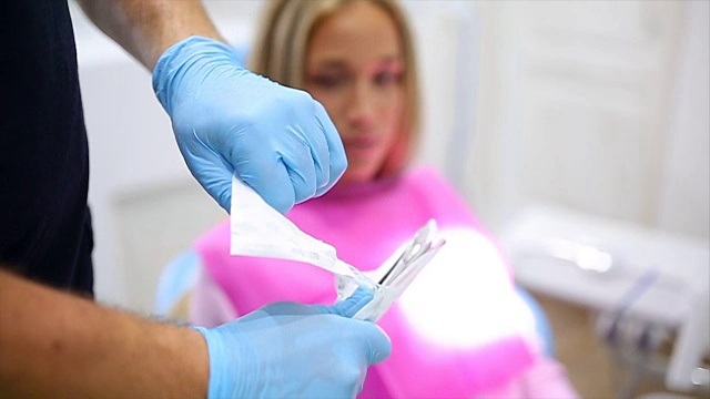 牙医准备牙科仪器视频素材