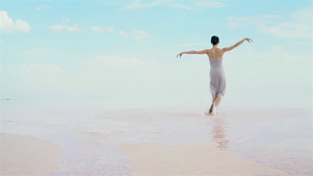 年轻的芭蕾舞演员在湖上奔跑视频素材